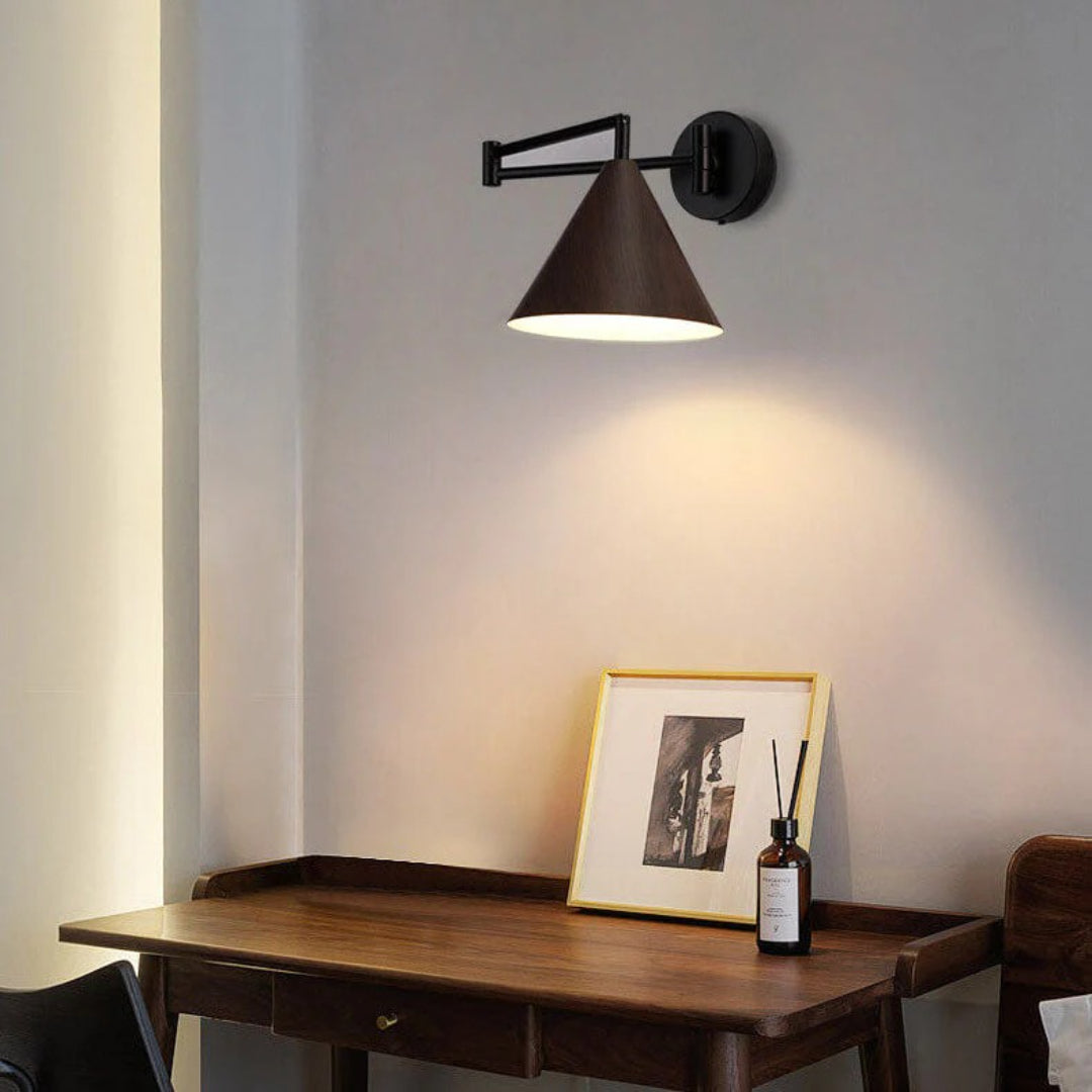 Nordycka drewniana stożkowa lampa ścienna – widok produktu 4 | Nuvira Home