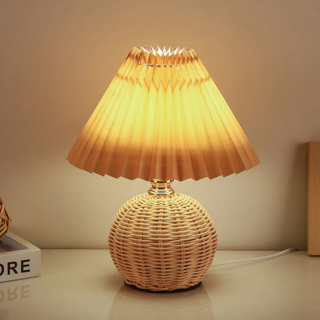 Nordycka rattanowa plisowana lampka stołowa – widok produktu 1 | Nuvira Home