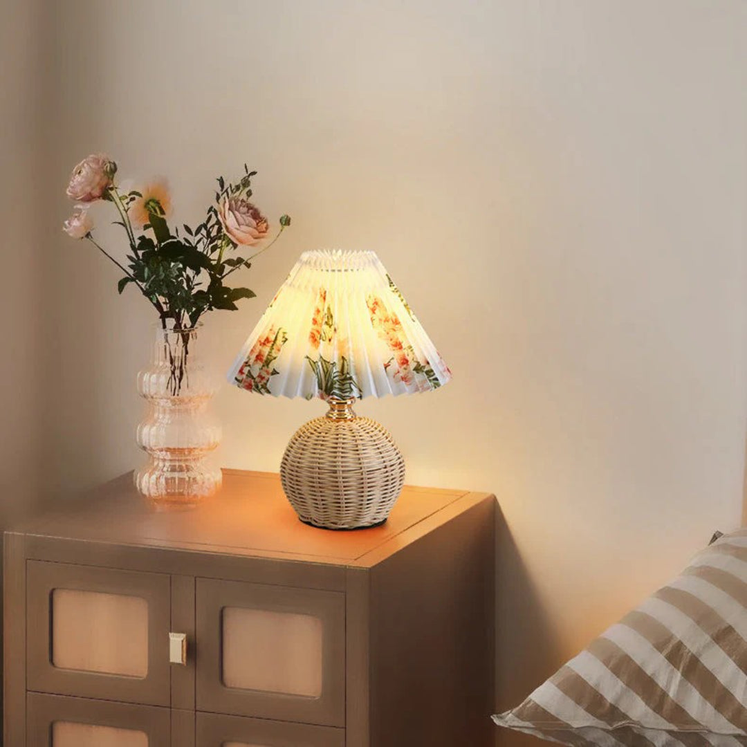 Nordycka rattanowa plisowana lampka stołowa – widok produktu 4 | Nuvira Home