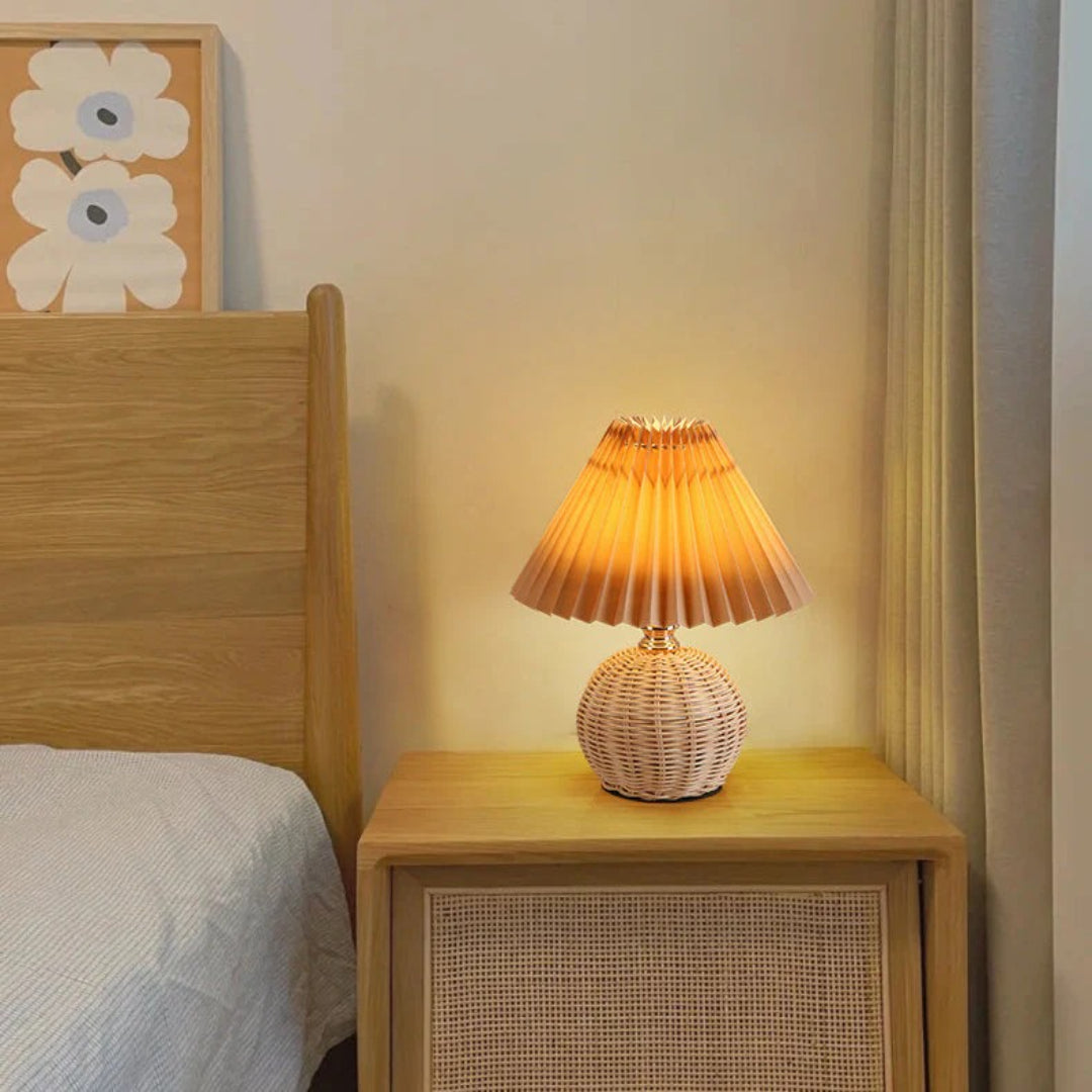 Nordycka rattanowa plisowana lampka stołowa – widok produktu 10 | Nuvira Home