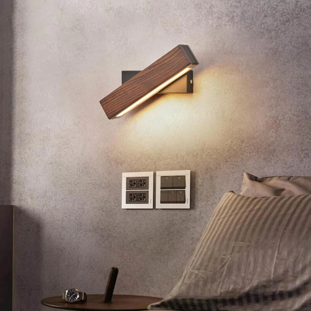 Nowoczesna drewniana obrotowa lampa ścienna – widok produktu 1 | Nuvira Home