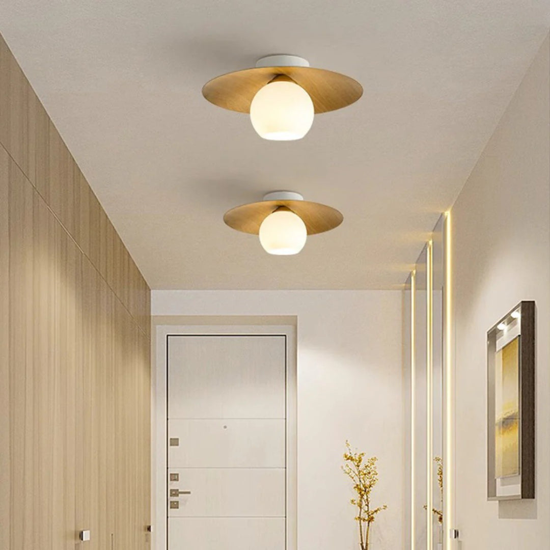 Nowoczesna sufitowa lampa z kulą szklaną – widok produktu 4 | Nuvira Home