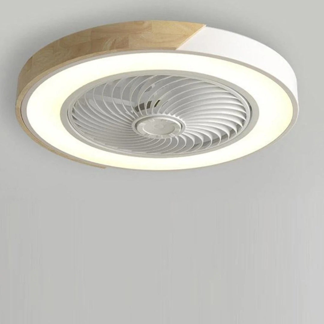 Nowoczesny drewniany wentylator sufitowy z lampą LED – widok produktu 3 | Nuvira Home