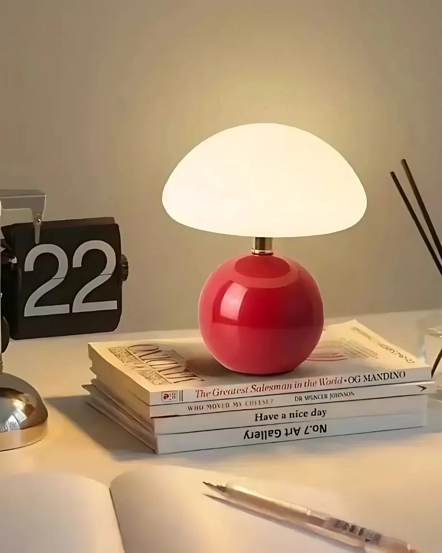 Okrągła ceramiczna lampa stołowa z wykończeniem szklanym – widok produktu 3 | Nuvira Home