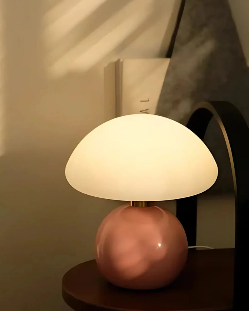 Okrągła ceramiczna lampa stołowa z wykończeniem szklanym – widok produktu 6 | Nuvira Home