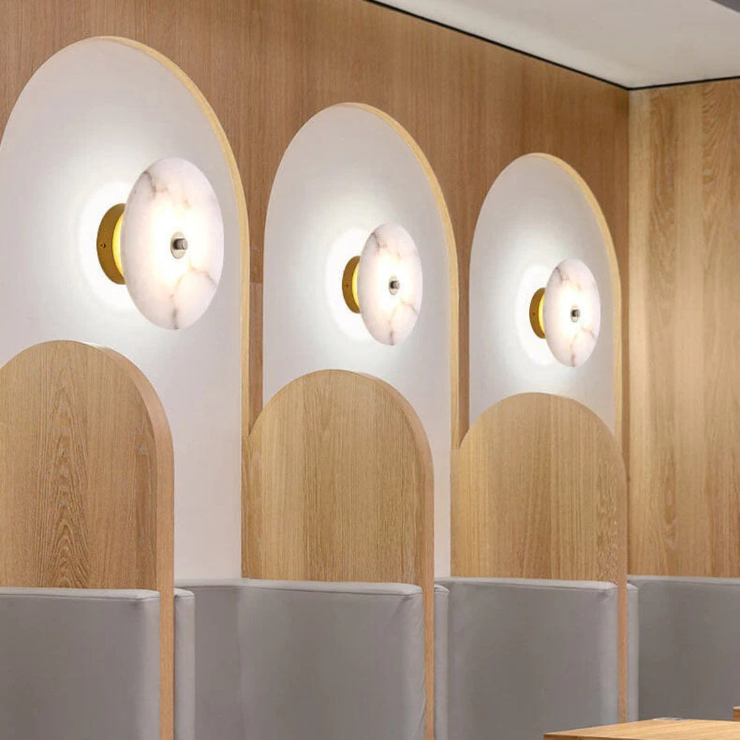 Okrągła lampa ścienna z marmuru i akrylu – widok produktu 7 | Nuvira Home