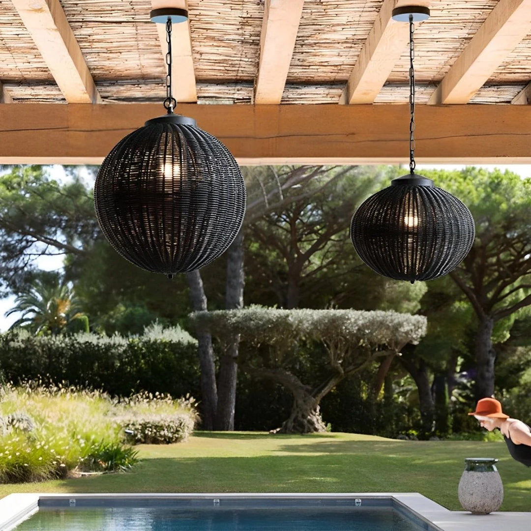 Okrągły rattanowy zewnętrzny lampion wiszący – widok produktu 4 | Nuvira Home