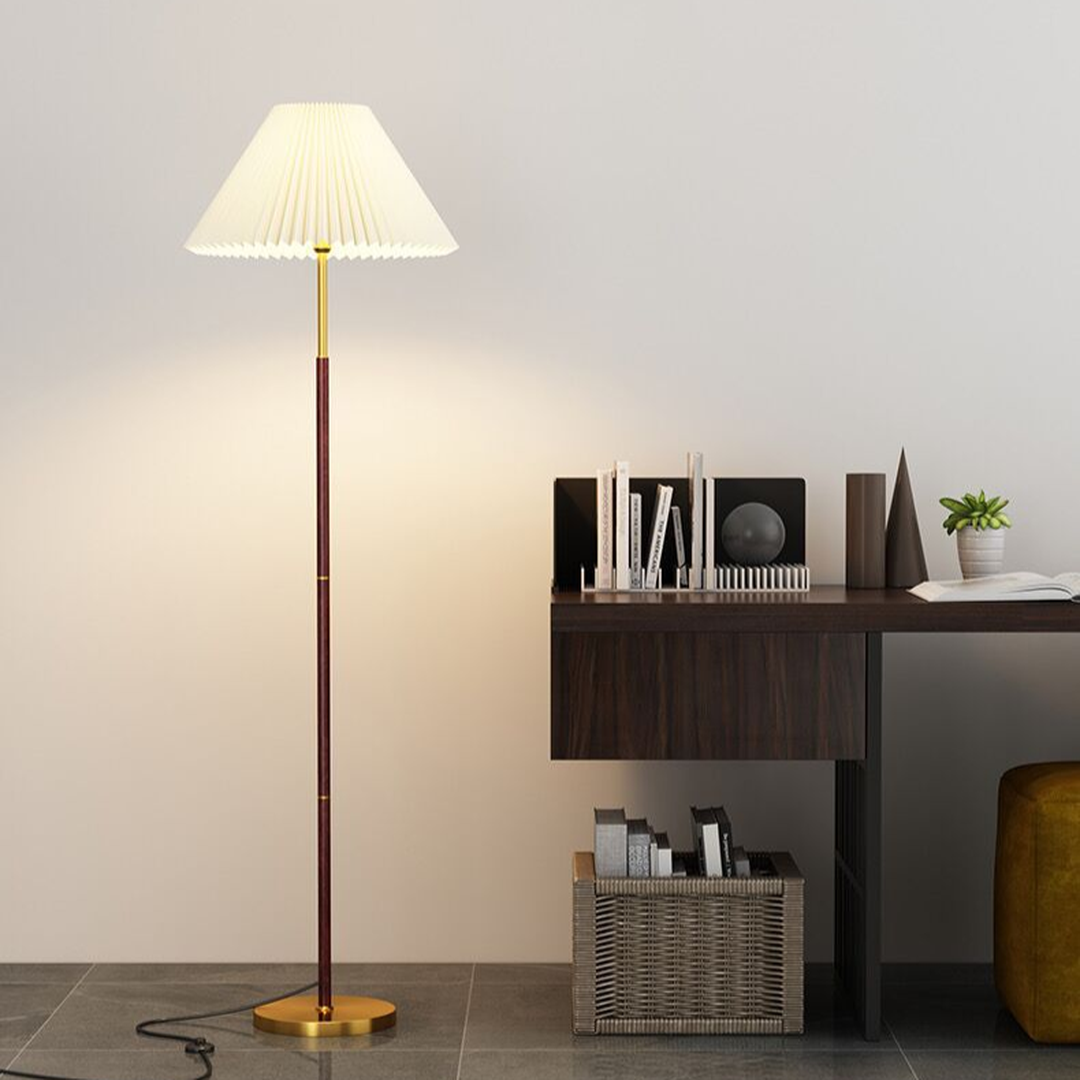 Plisowana Lampa Podłogowa Z Papieru Ryżowego Ze Smukłym Stojakiem – widok produktu 2 | Nuvira Home