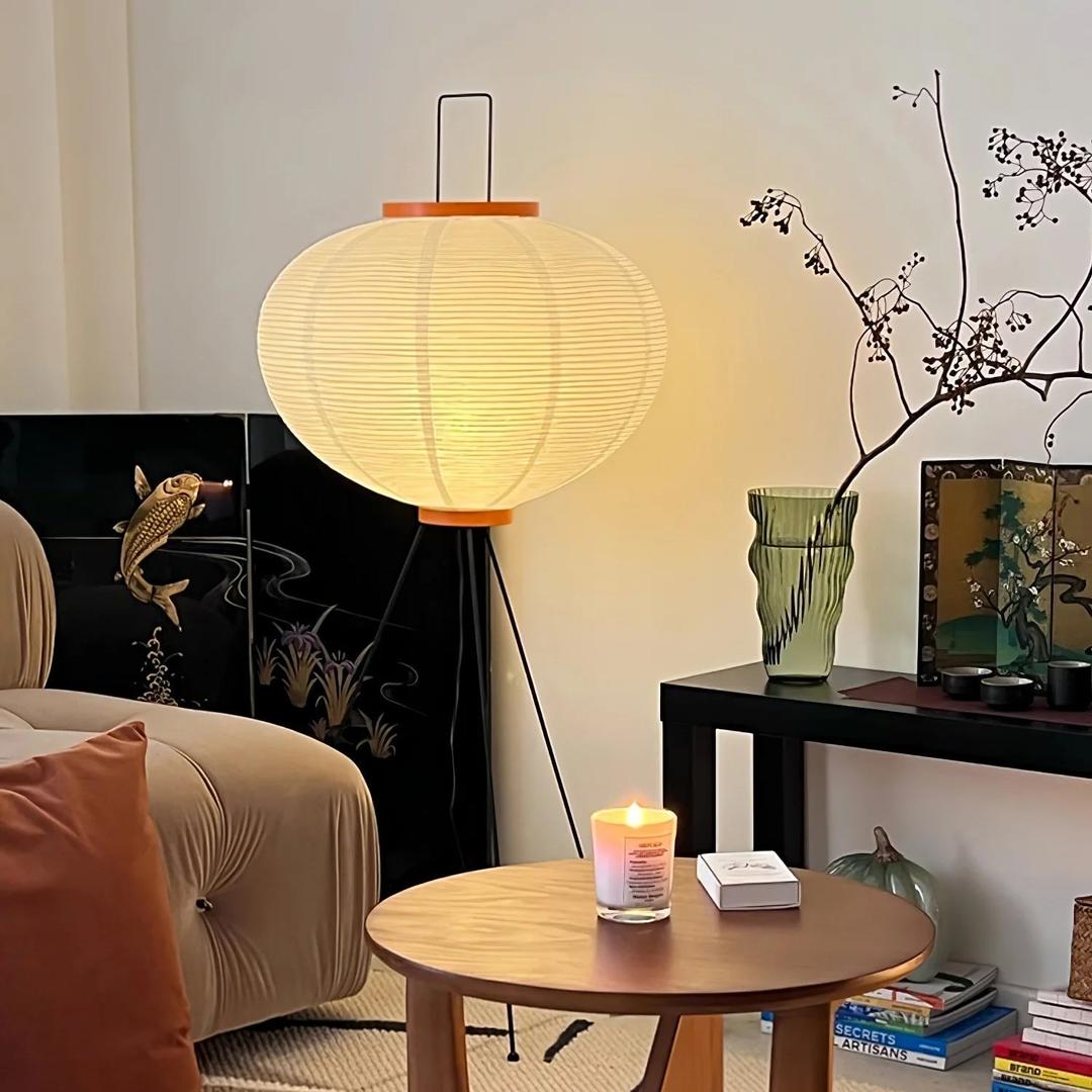 Podłogowa Lampa Z Papieru Ryżowego Na Trójnogu – widok produktu 2 | Nuvira Home