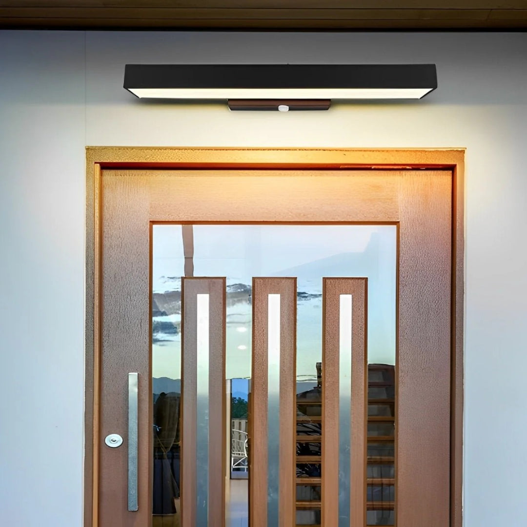 Prostokątna lampa ścienna z czujnikiem ruchu – widok produktu 1 | Nuvira Home