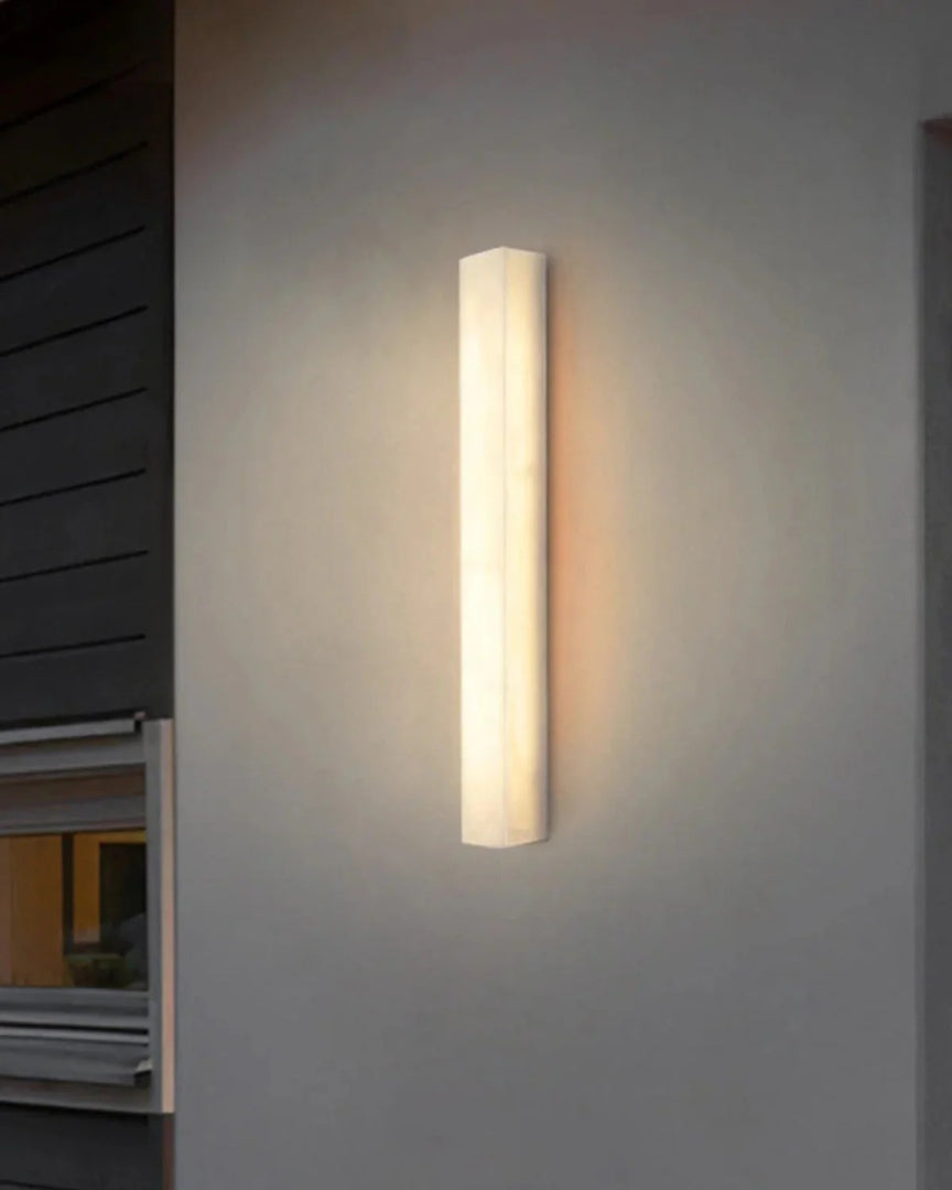 Prostokątna lampa ścienna z naturalnego kamienia do montażu na ścianie – widok produktu 1 | Nuvira Home