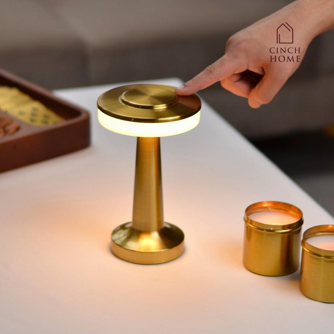 Przenośna Bezprzewodowa Metalowa Lampa Stołowa Z Akumulatorem – widok produktu 8 | Nuvira Home