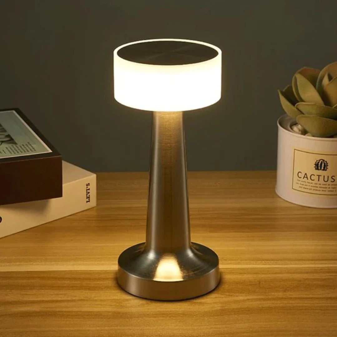 Retro okrągła metalowa lampa stołowa – widok produktu 2 | Nuvira Home
