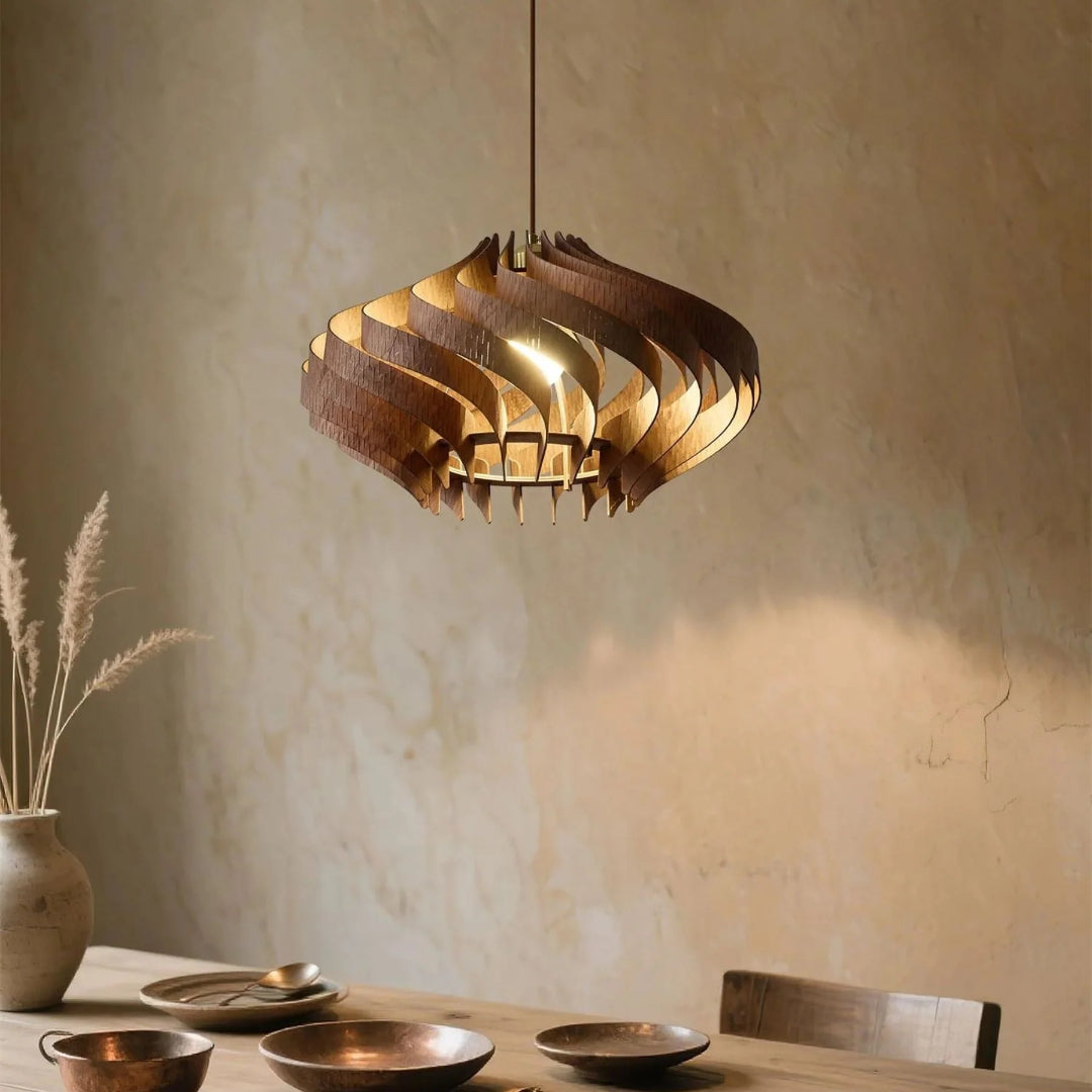 Rzeźbiarska drewniana lampa wisząca spiralna – widok produktu 9 | Nuvira Home