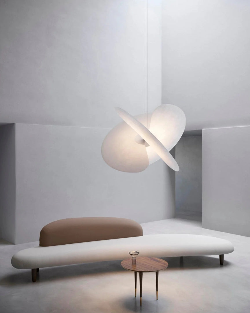 Rzeźbiarska lampa wisząca z tkaniny w nowoczesnym stylu – widok produktu 3 | Nuvira Home