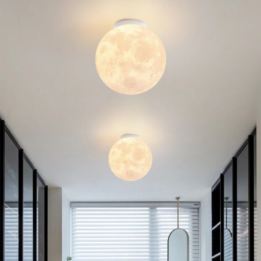 Rzeźbiarska sufitowa lampa Moon – widok produktu 1 | Nuvira Home