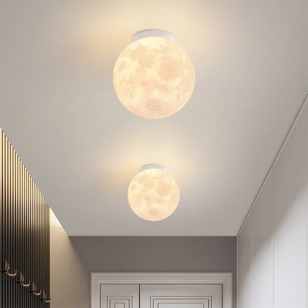Rzeźbiarska sufitowa lampa Moon – widok produktu 3 | Nuvira Home