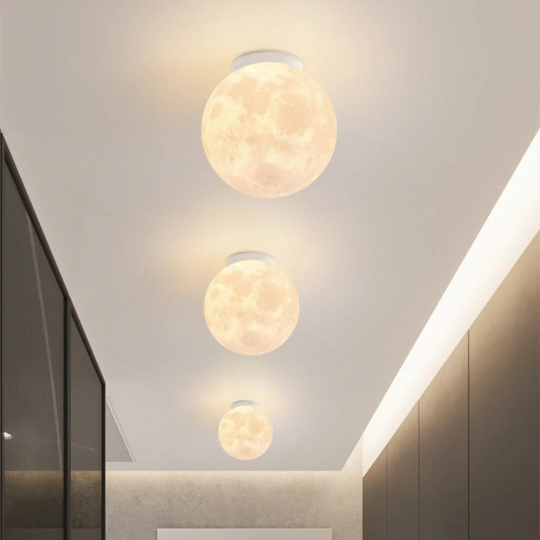 Rzeźbiarska sufitowa lampa Moon – widok produktu 4 | Nuvira Home