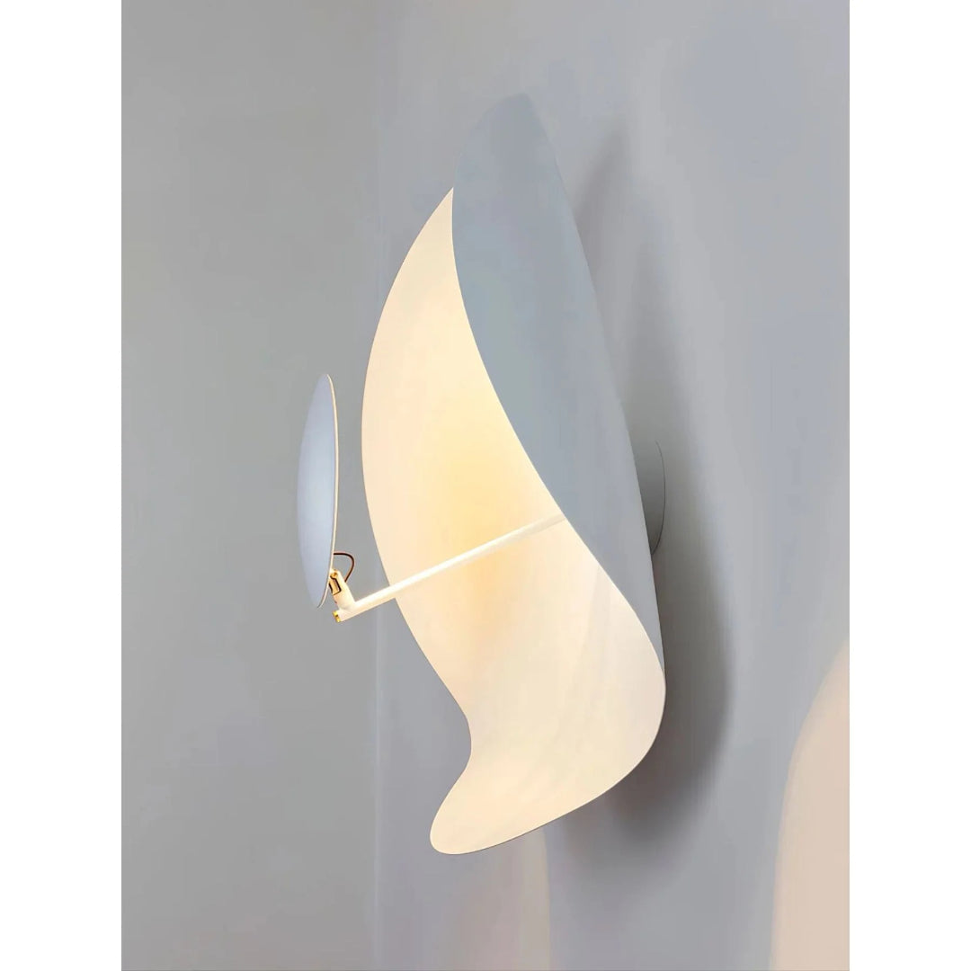 Rzeźbiarska sufitowa lampa o zakrzywionej formie – widok produktu 29 | Nuvira Home