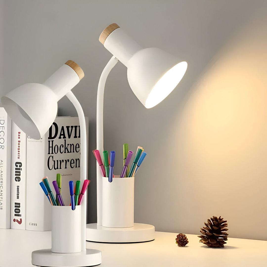 Skandynawska Lampa Stołowa LED – Z Pojemnikiem na Długopisy – widok produktu 3 | Nuvira Home