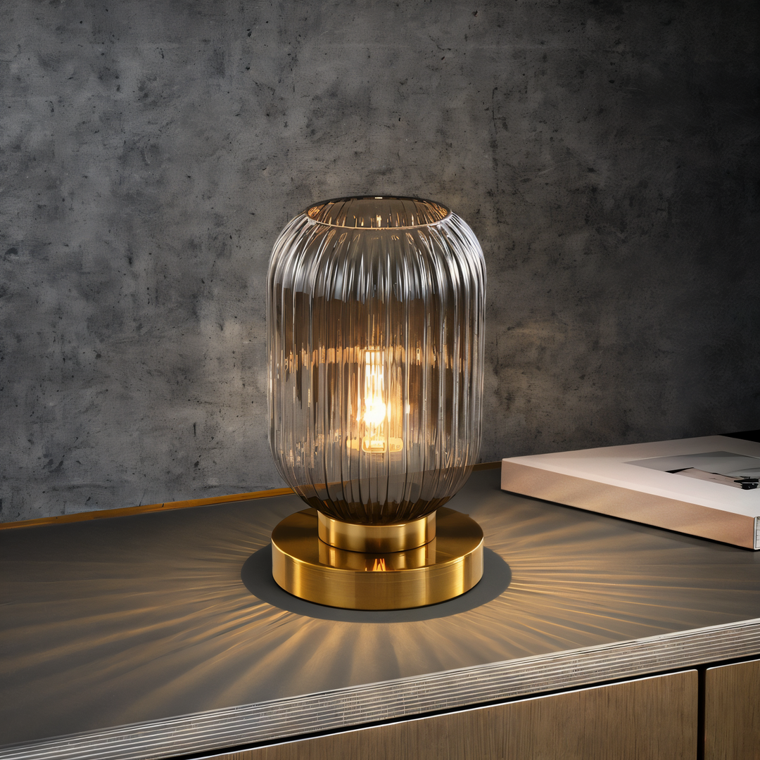Skandynawska Lampa Stołowa z Żłobionego Szkła – Elegancki Design – widok produktu 1 | Nuvira Home
