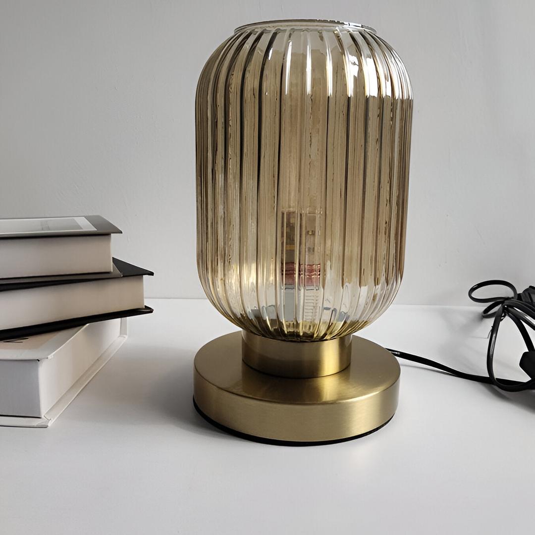 Skandynawska Lampa Stołowa z Żłobionego Szkła – Elegancki Design – widok produktu 5 | Nuvira Home