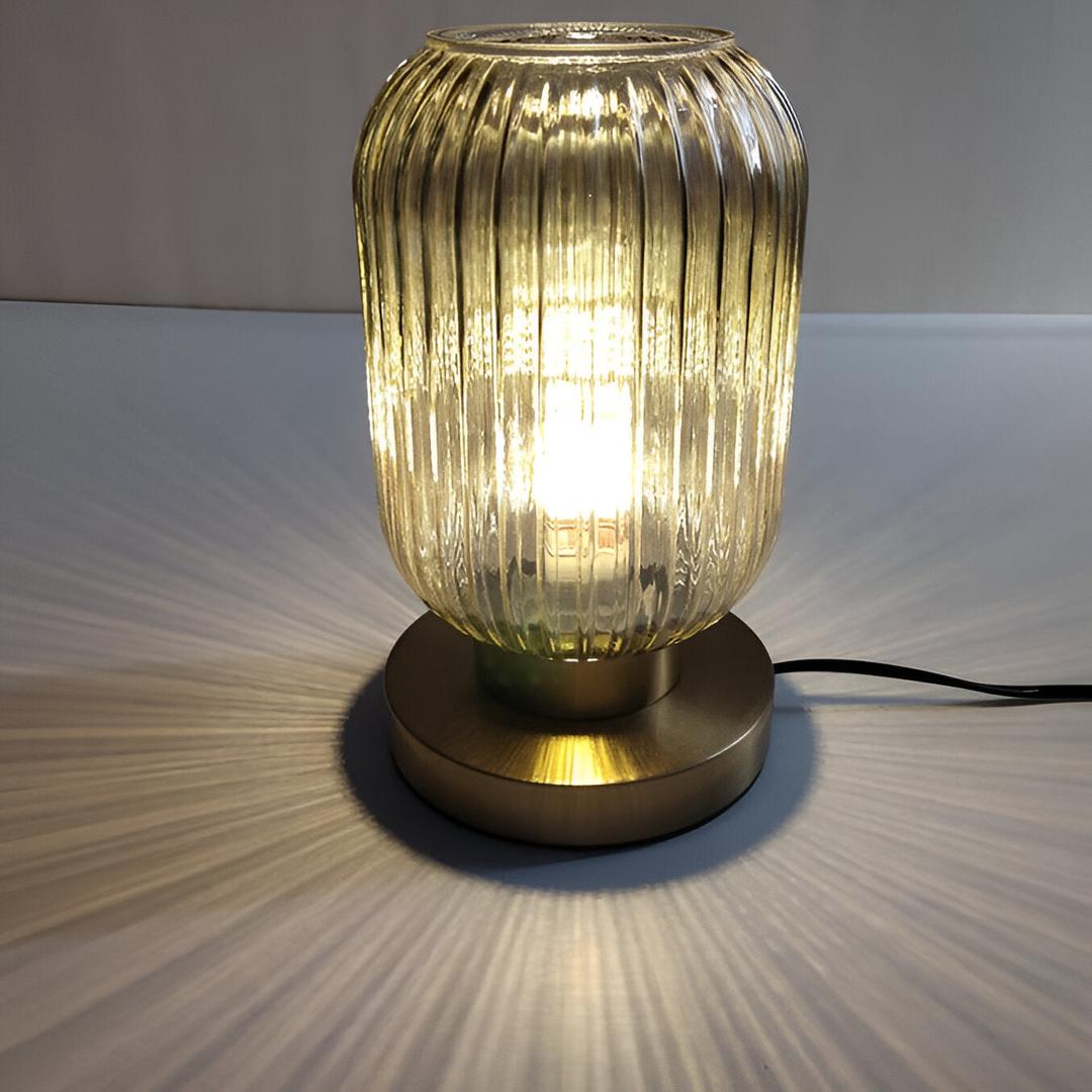 Skandynawska Lampa Stołowa z Żłobionego Szkła – Elegancki Design – widok produktu 6 | Nuvira Home