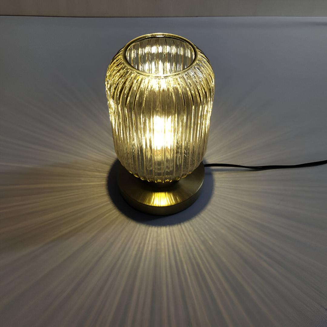 Skandynawska Lampa Stołowa z Żłobionego Szkła – Elegancki Design – widok produktu 7 | Nuvira Home