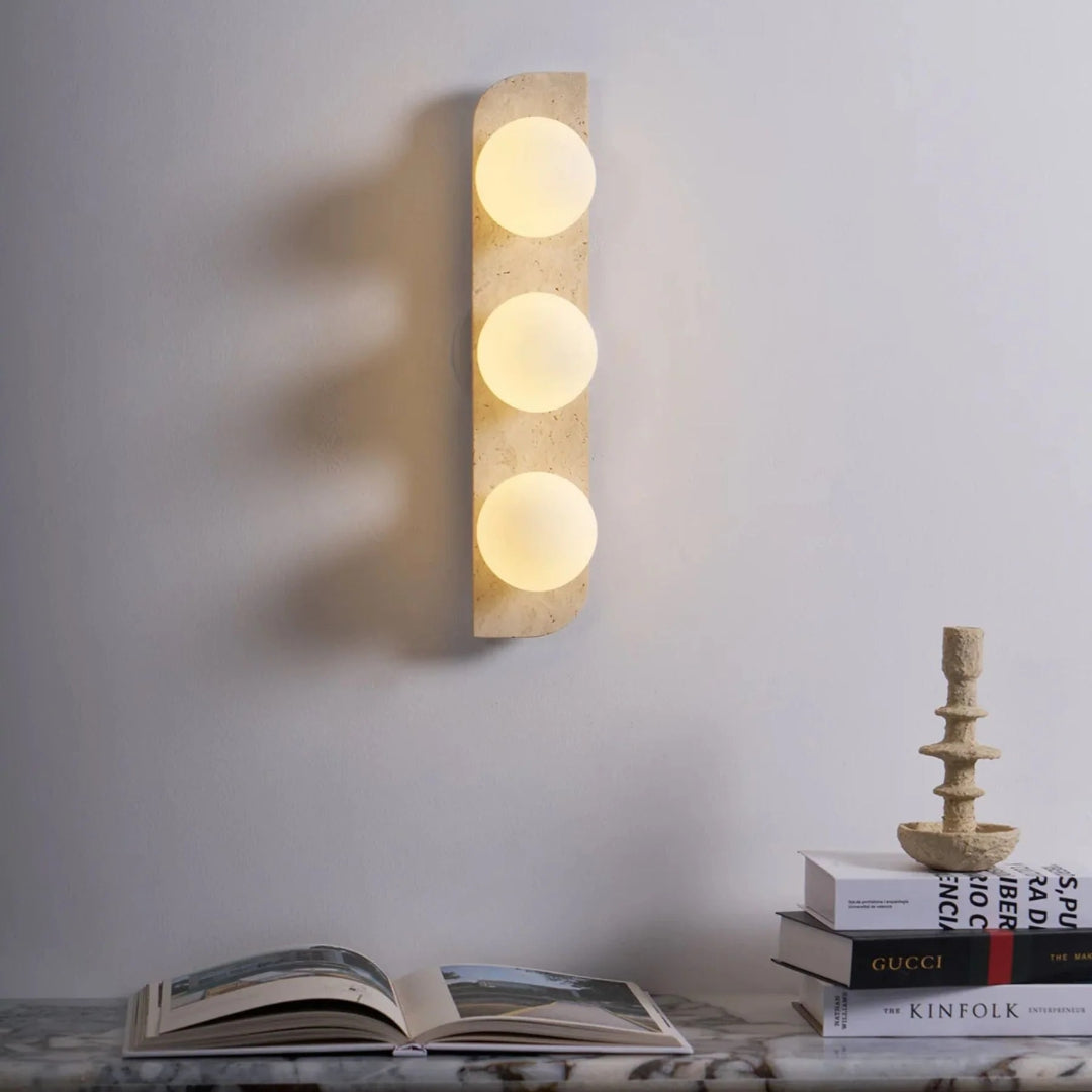 Skandynawska okrągła lampa ścienna z trawertynu – widok produktu 1 | Nuvira Home