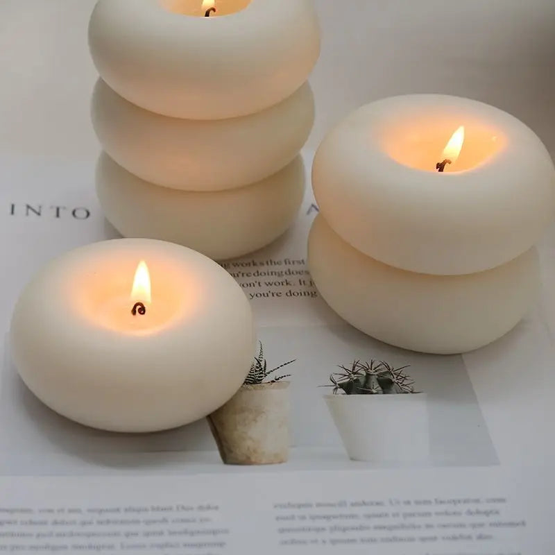 Świeca Zapachowa Sojowa w Kształcie Donuta – widok produktu 2 | Nuvira Home