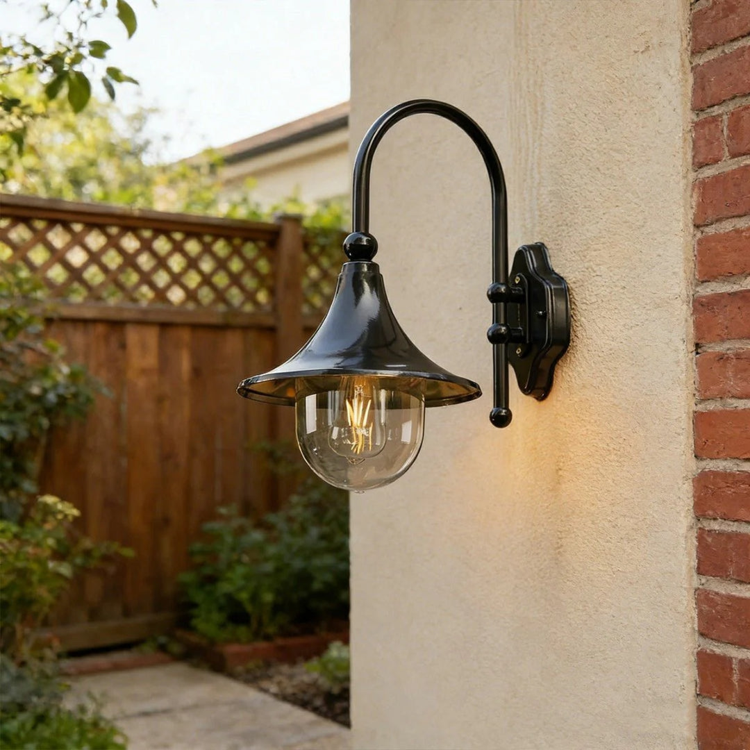 Vintage metalowa zewnętrzna lampa ścienna – widok produktu 1 | Nuvira Home