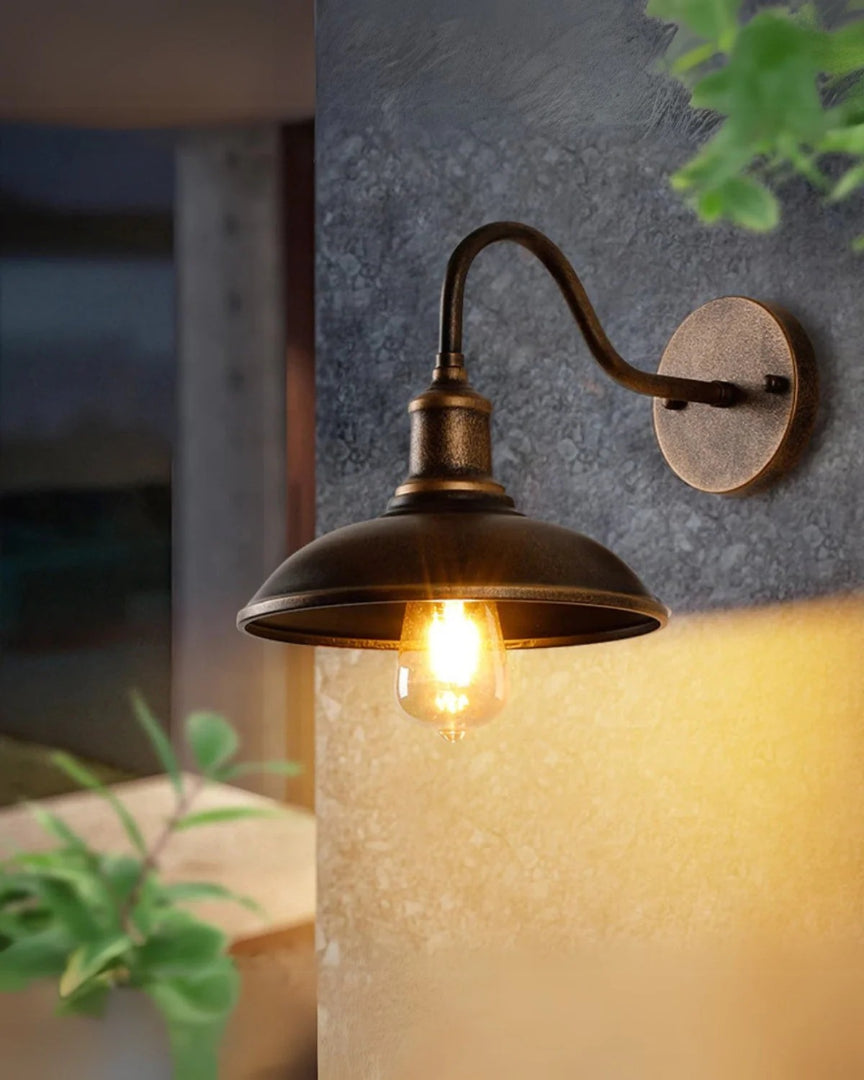 Vintage metalowa zewnętrzna lampa ścienna w stylu retro – widok produktu 1 | Nuvira Home