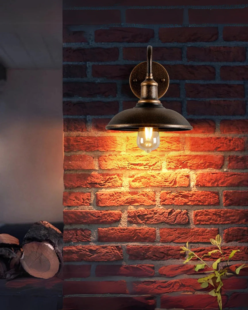 Vintage metalowa zewnętrzna lampa ścienna w stylu retro – widok produktu 3 | Nuvira Home
