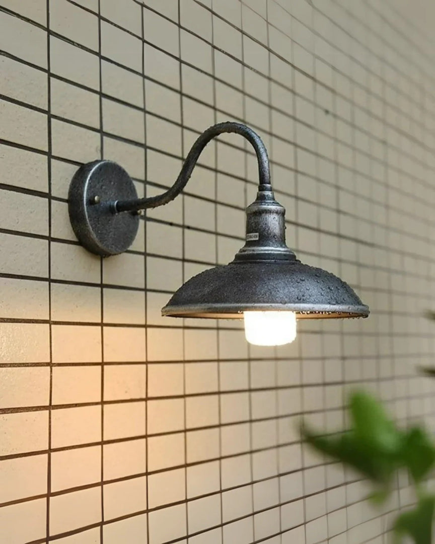 Vintage metalowa zewnętrzna lampa ścienna w stylu retro – widok produktu 8 | Nuvira Home