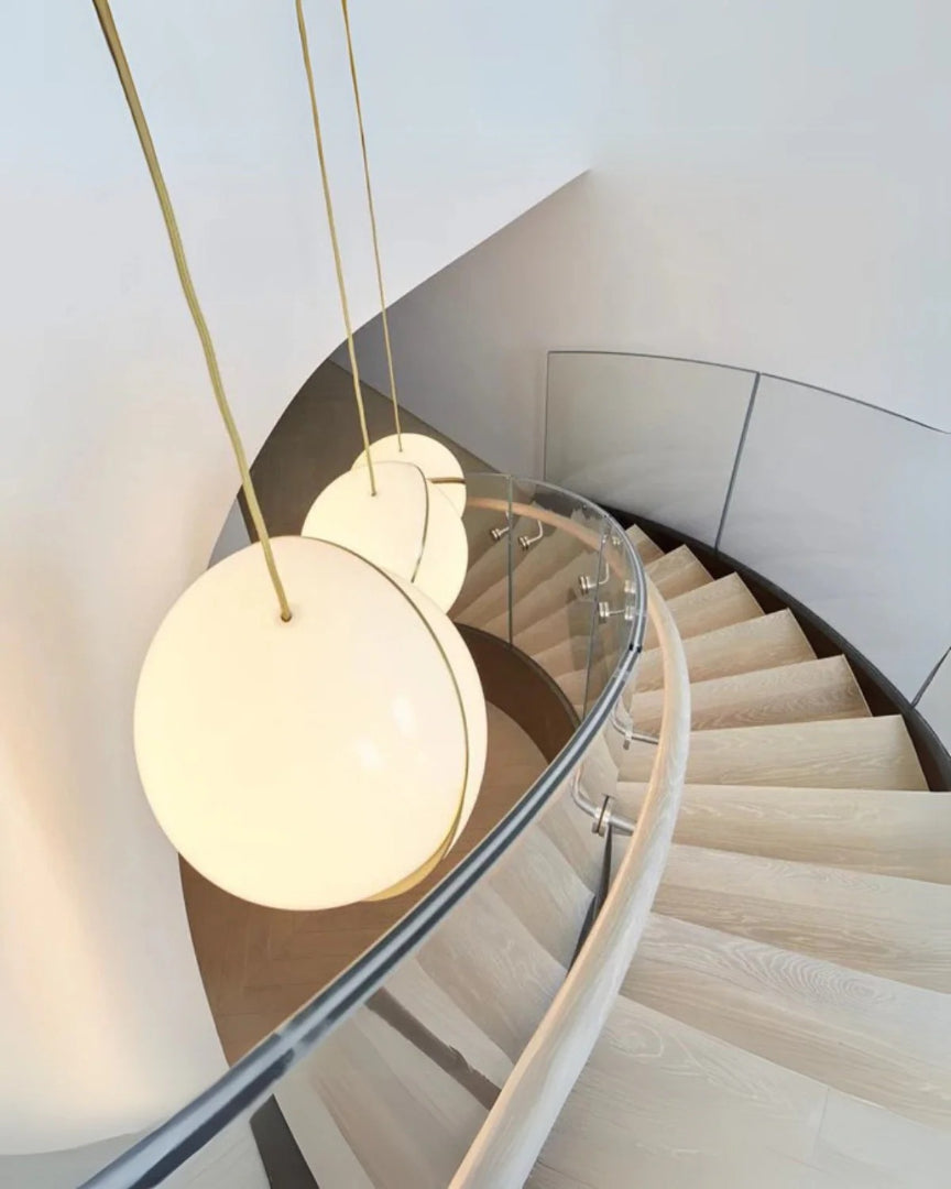 Wisząca lampa z kulą szklaną w minimalistycznym stylu – widok produktu 4 | Nuvira Home