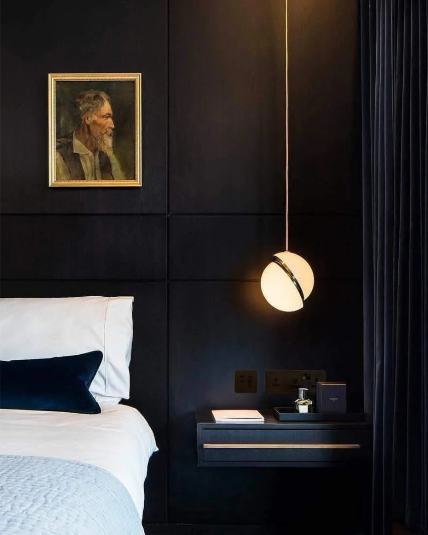 Wisząca lampa z kulą szklaną w minimalistycznym stylu – widok produktu 7 | Nuvira Home