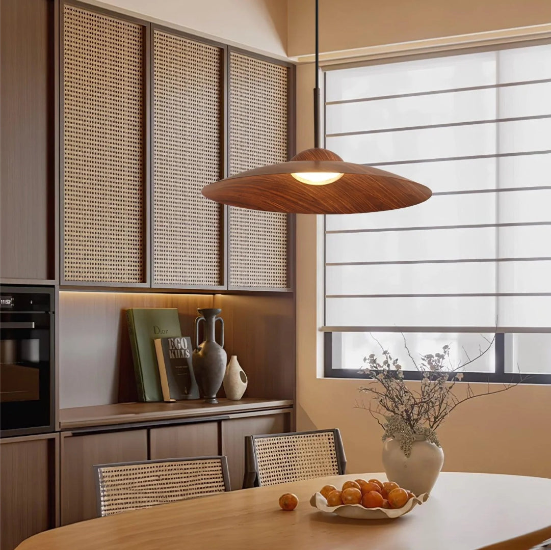 Wisząca lampa z naturalnego drewna w kształcie kopuły – widok produktu 4 | Nuvira Home
