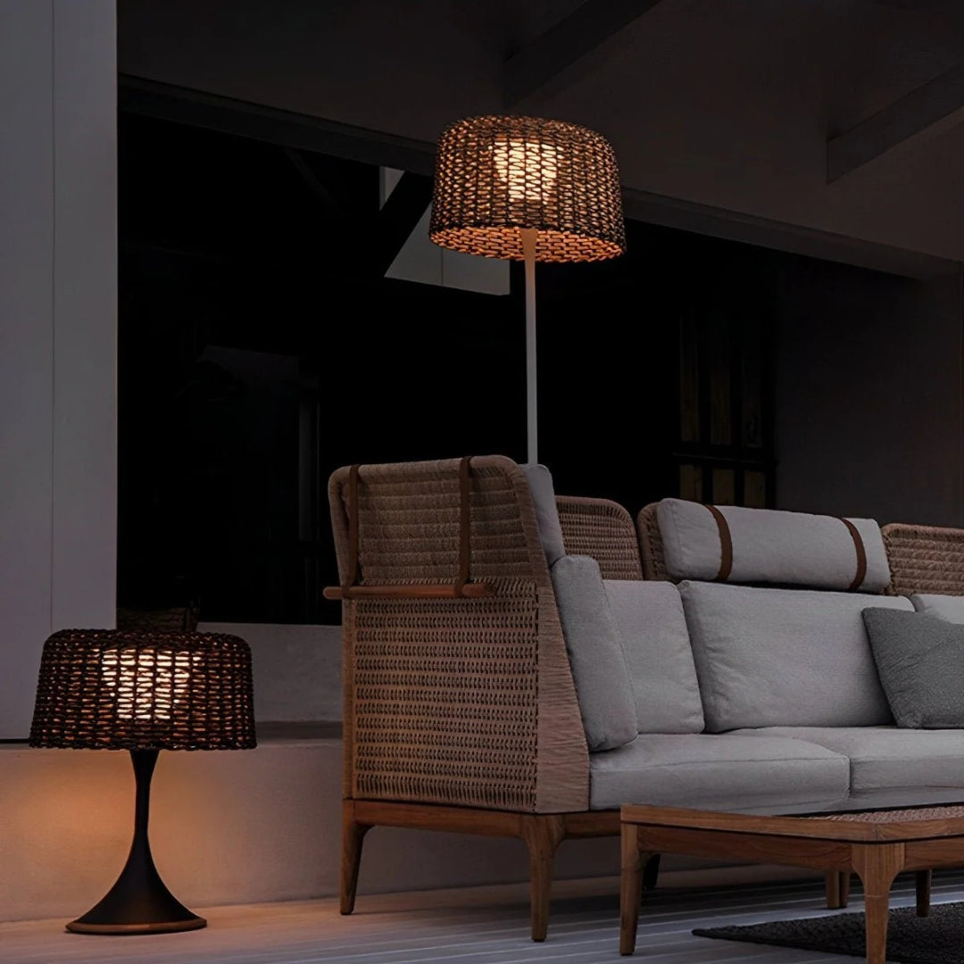 Zewnętrzna lampa podłogowa z plecionym kloszem – widok produktu 9 | Nuvira Home