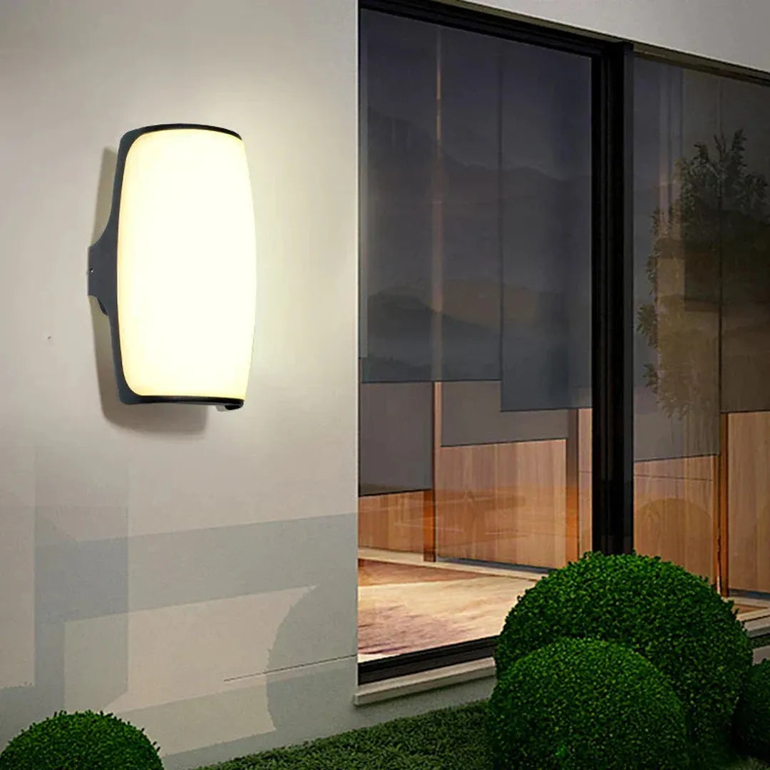 Zewnętrzna Lampa Ścienna LED – Smukły i Nowoczesny Design – widok produktu 1 | Nuvira Home