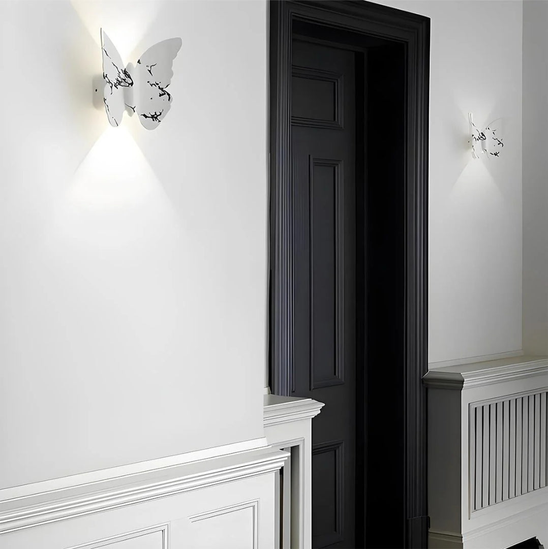 Zewnętrzna lampa ścienna LED z motylem – widok produktu 11 | Nuvira Home