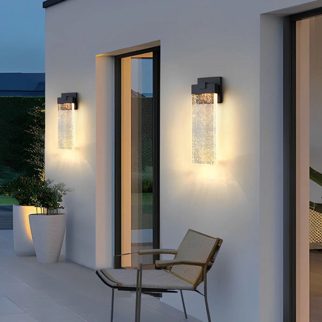 Zewnętrzna lampa ścienna z kryształową bańką – widok produktu 1 | Nuvira Home