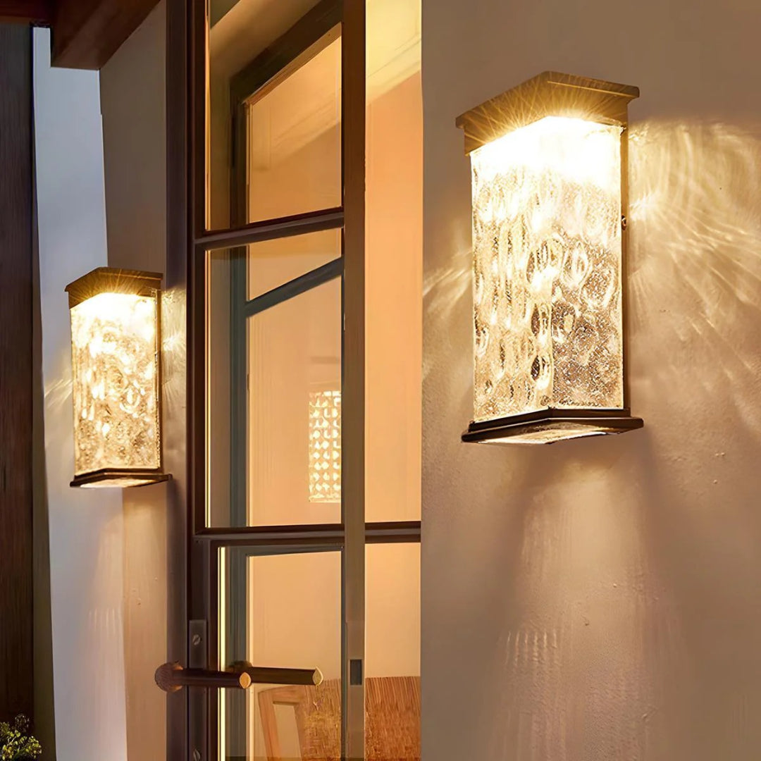 Zewnętrzna lampa ścienna z teksturowanego szkła – widok produktu 1 | Nuvira Home