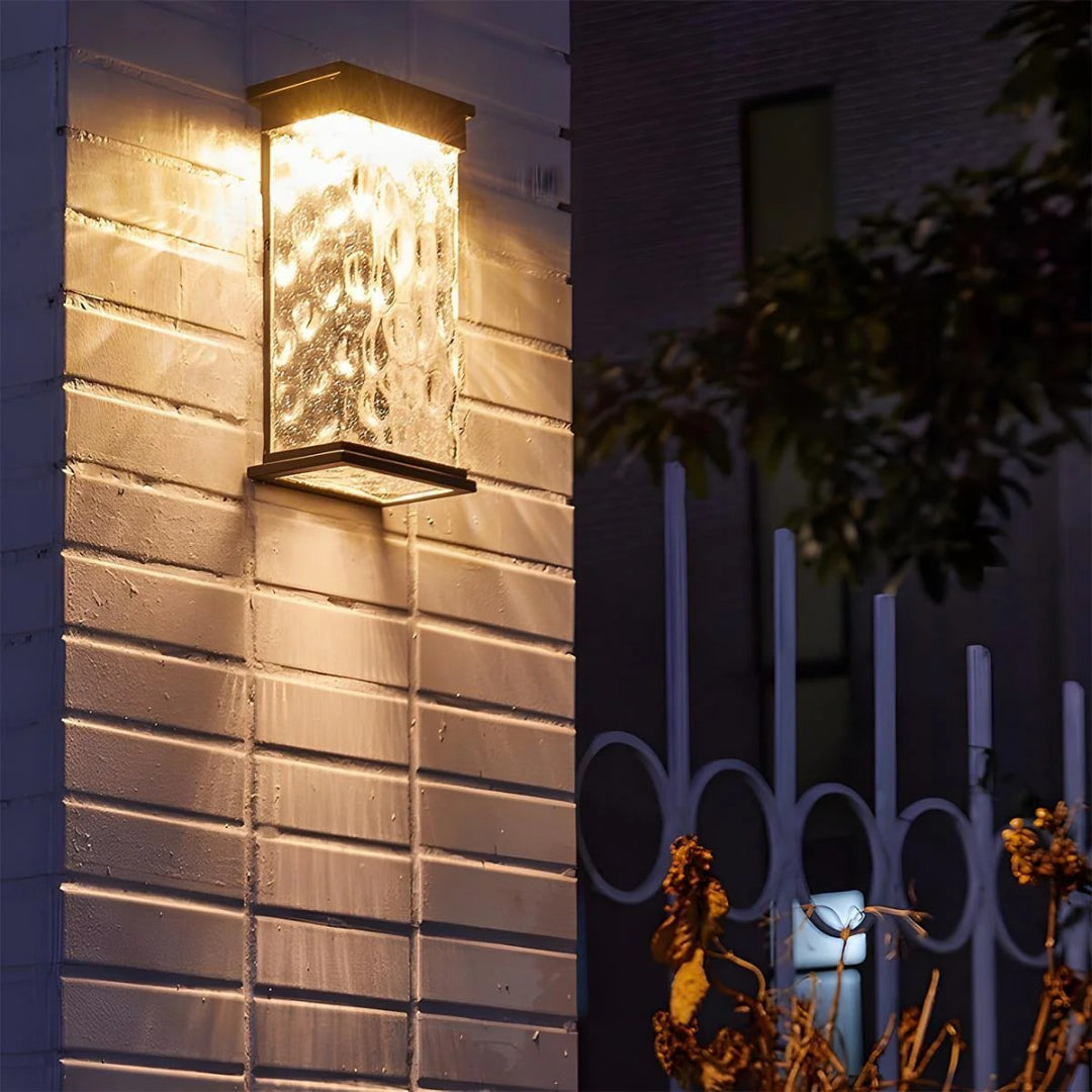 Zewnętrzna lampa ścienna z teksturowanego szkła – widok produktu 5 | Nuvira Home