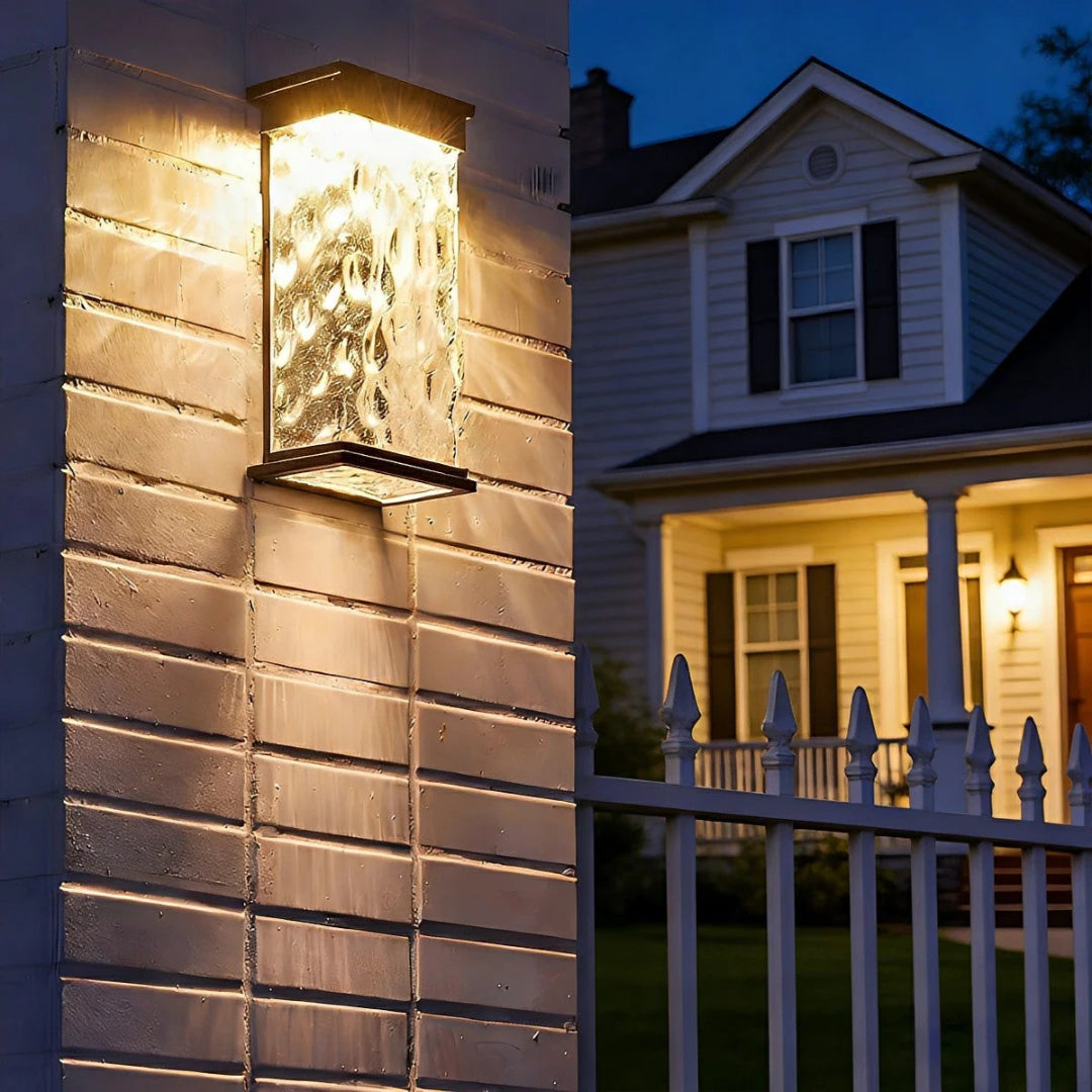 Zewnętrzna lampa ścienna z teksturowanego szkła – widok produktu 6 | Nuvira Home