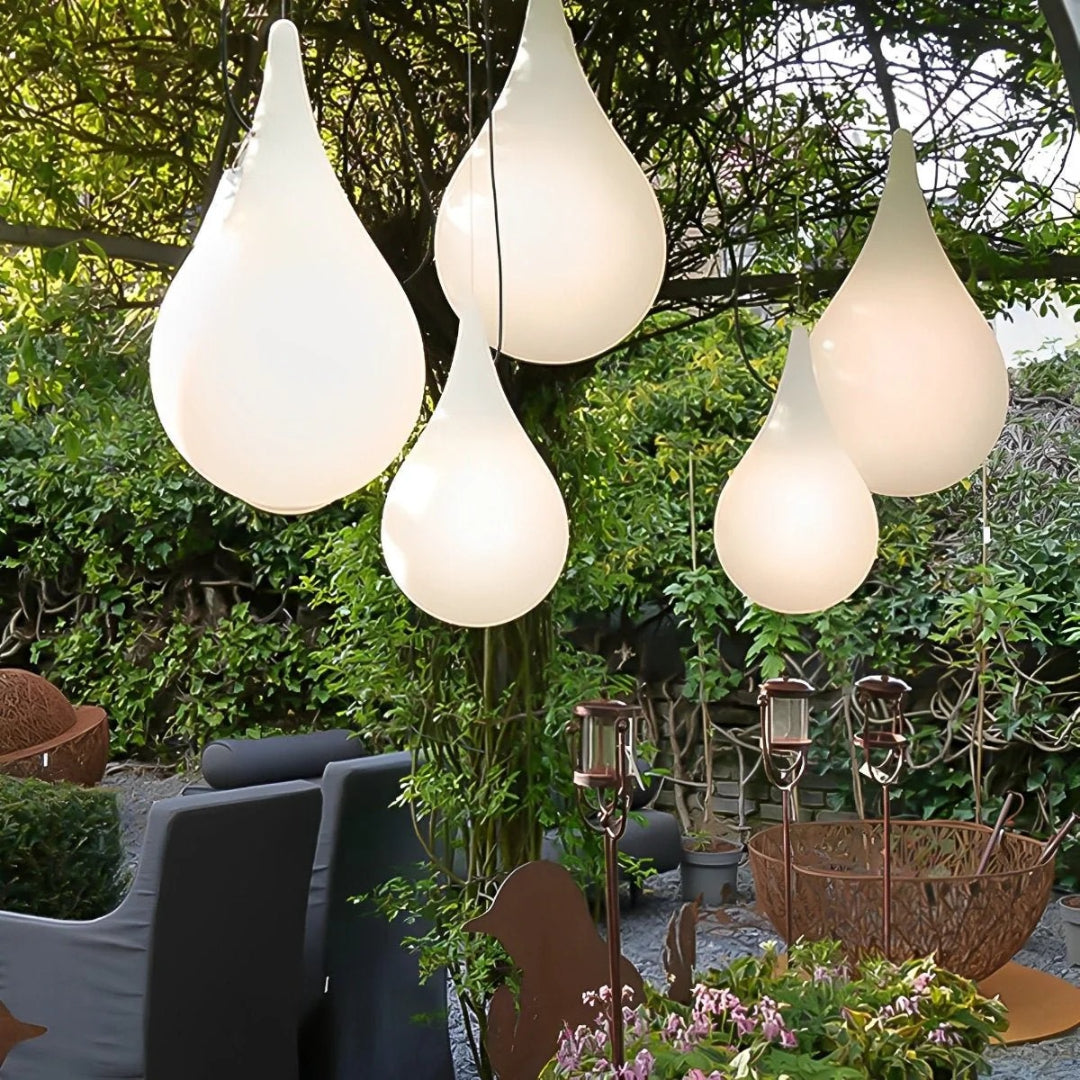 Zewnętrzna lampa wisząca w kształcie kropli wody – widok produktu 1 | Nuvira Home
