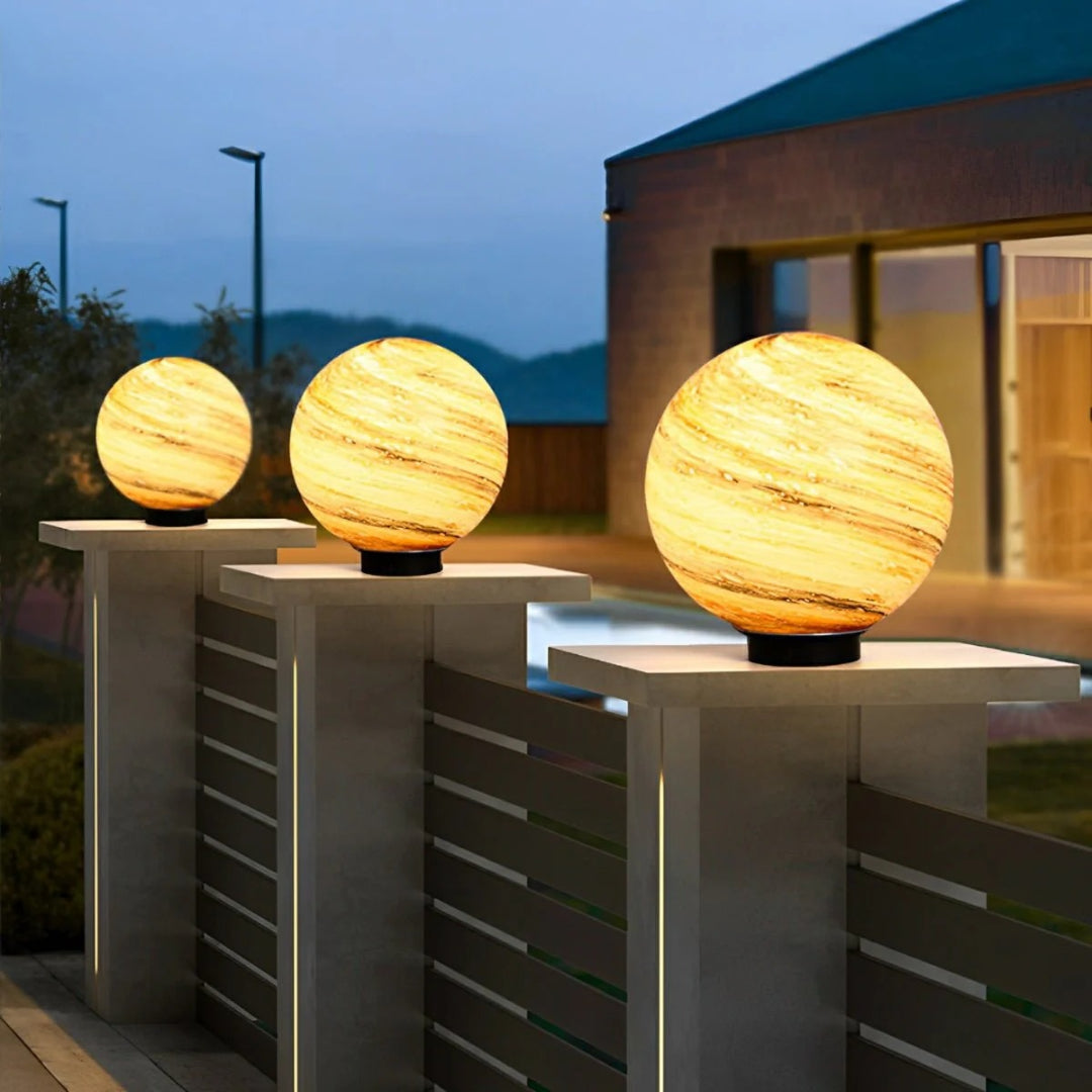 Zewnętrzna szklana lampa kulista na słupek ogrodzeniowy – widok produktu 1 | Nuvira Home