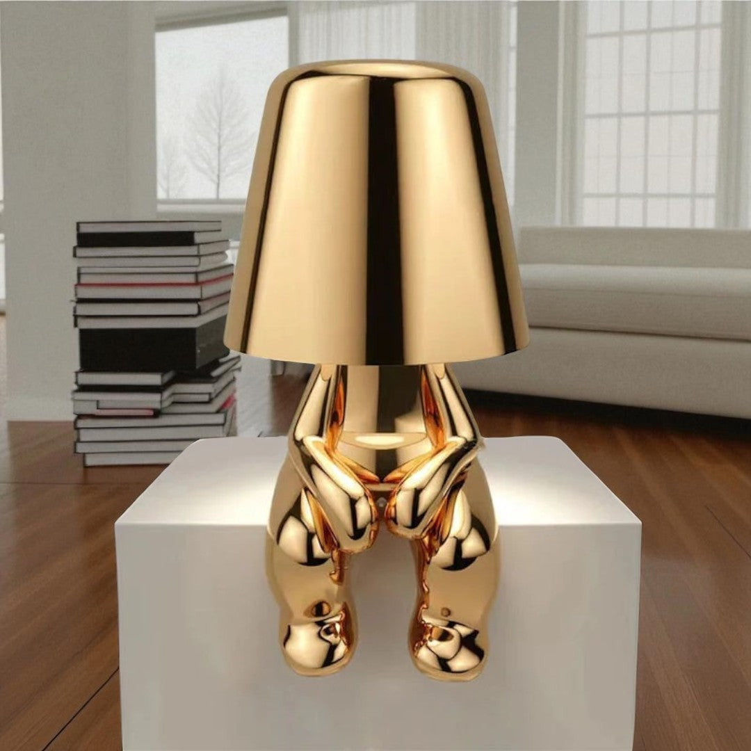 Złota lampa stołowa z siedzącą figurką – Artystyczna – widok produktu 3 | Nuvira Home