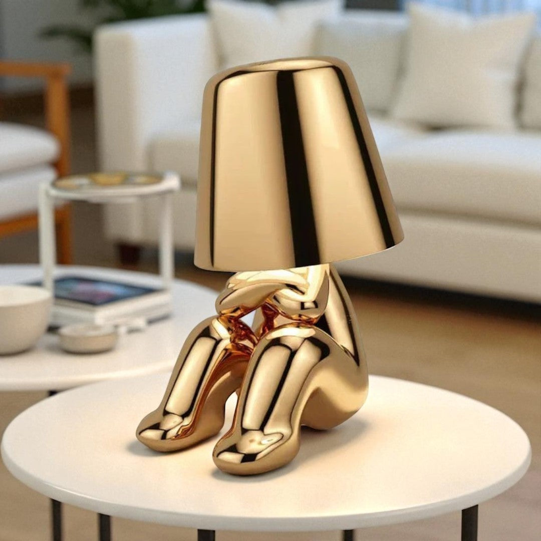 Złota lampa stołowa z siedzącą figurką – Artystyczna – widok produktu 4 | Nuvira Home