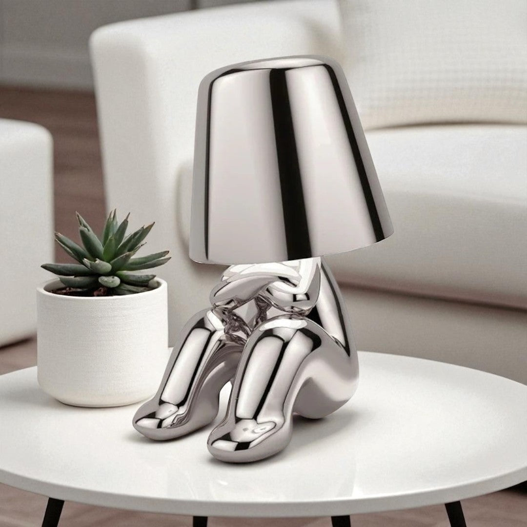 Złota lampa stołowa z siedzącą figurką – Artystyczna – widok produktu 9 | Nuvira Home