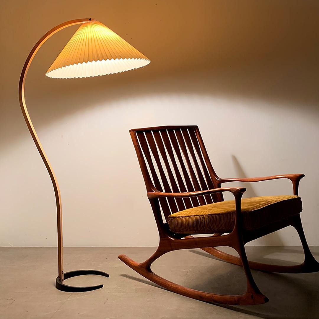 Lampe sur pied en bois avec abat-jour plissé